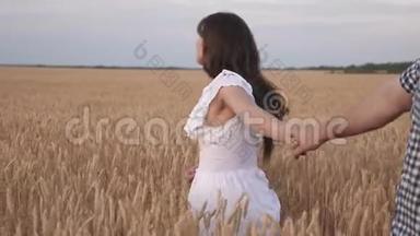 跟着我，一对年轻快乐的夫妇沿着金色的麦田奔跑。 <strong>手拉手</strong>。 <strong>情侣</strong>男女在旅行